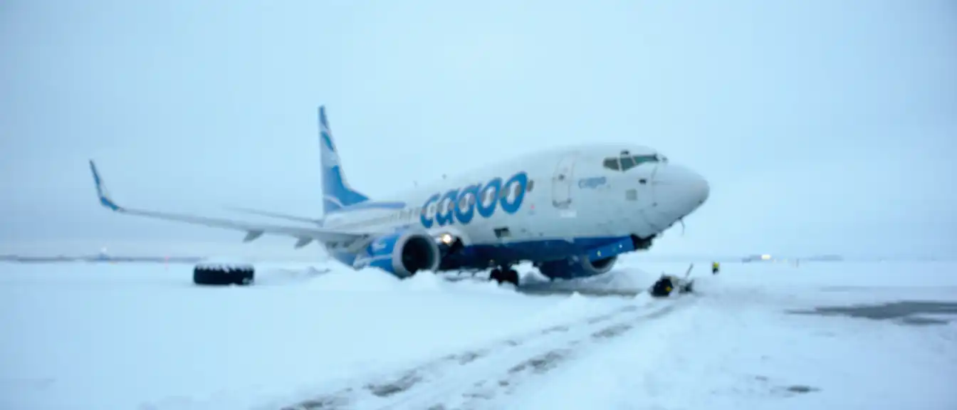 Инцидент в Норильске: грузовой Boeing 737 авиакомпании S7 выкатился за пределы полосы
