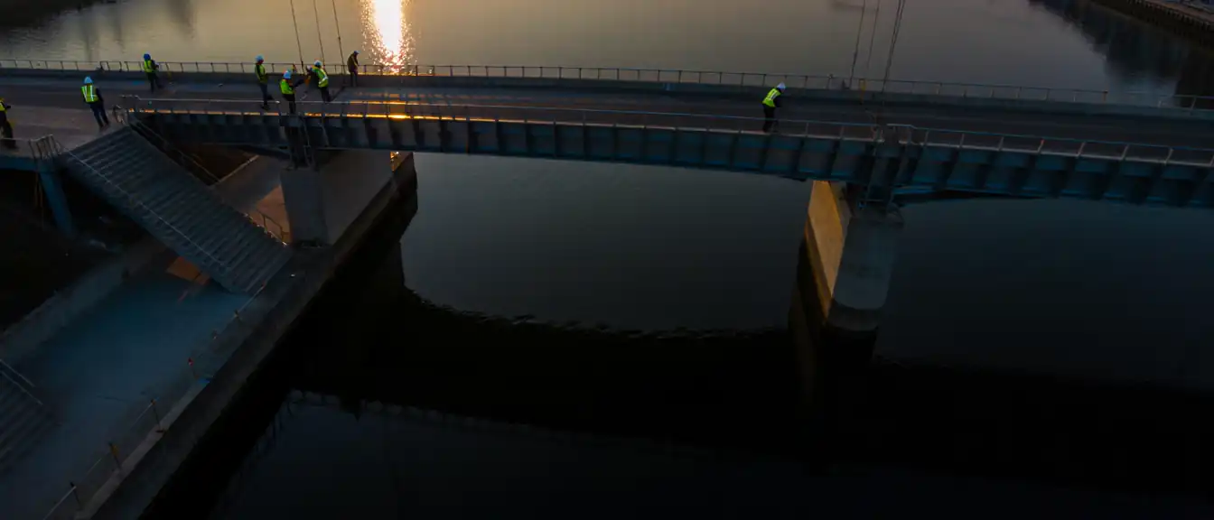 Новый путь через Водоотводный канал: в центре столицы установили пролеты моста