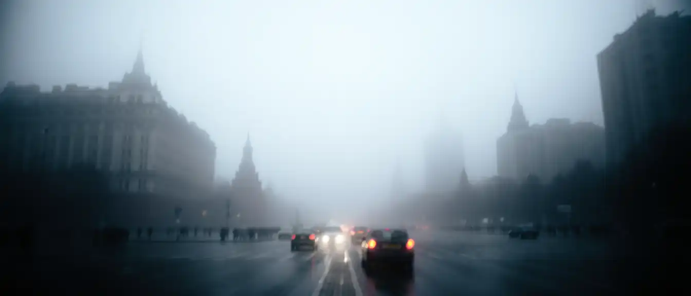 Резкое снижение видимости из-за густого тумана затронуло несколько районов Москвы