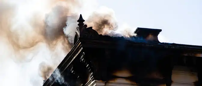 Огонь в сердце Петербурга: на Адмиралтейском проспекте загорелась крыша исторического здания