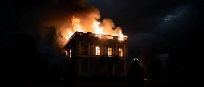 Огонь атакует историю: в Балашихе горит памятник федерального значения