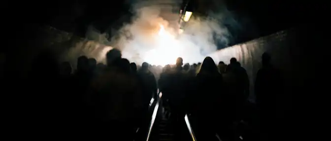 Опасный путь сквозь дым: пожар в тоннелях барселонского метро привел к массовой эвакуации