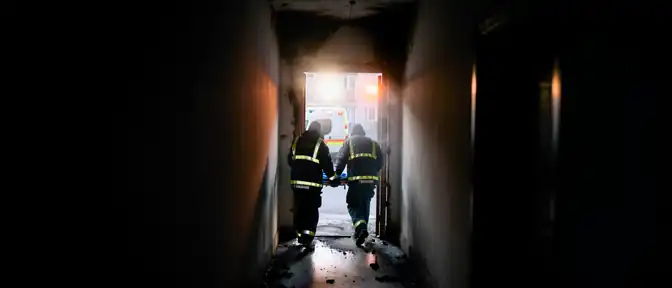 Двое жителей Санкт-Петербурга госпитализированы после возгорания в жилом доме на проспекте Космонавтов