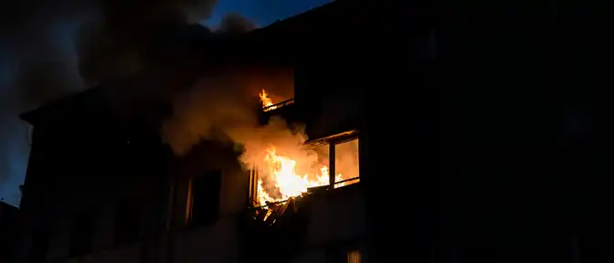 Пожарные подразделения Хабаровска борются с огнем в здании на улице Калинина