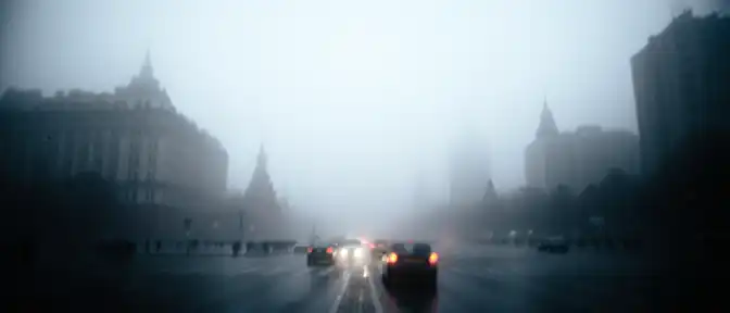 Резкое снижение видимости из-за густого тумана затронуло несколько районов Москвы