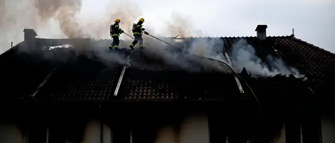 Спасатели Тюмени обуздали пламя на крыше учебного заведения