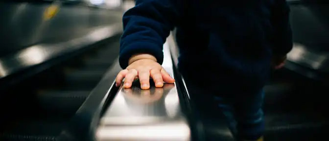 Травма руки на эскалаторе петербургского метрополитена привела к госпитализации полуторагодовалого мальчика