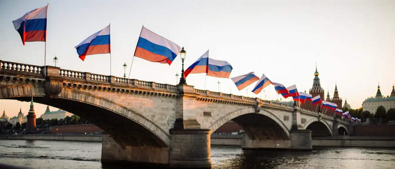 Триколоры на мостах и фасадах: как столица готовится к празднованию Дня государственного флага